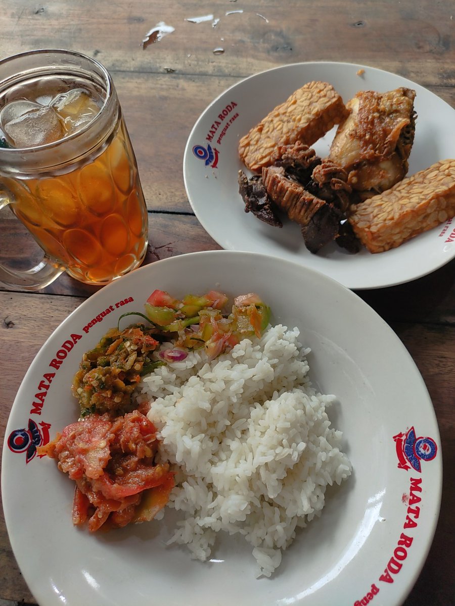 balek k jogja makan dt4 biasa dulu makan, bukan t4 wisata.
1. es teler selokan mataran, varian mangga, alpukat d ganti mangga, 14rb
2. Bakar&amp;Goreng Dedy belakang Pakuwon Mall. Free refill nasi + 5 macam sambal + 3 lalapan. aq makan ayam goreng, ati ampela, 2 tempe, es teh 28rb
