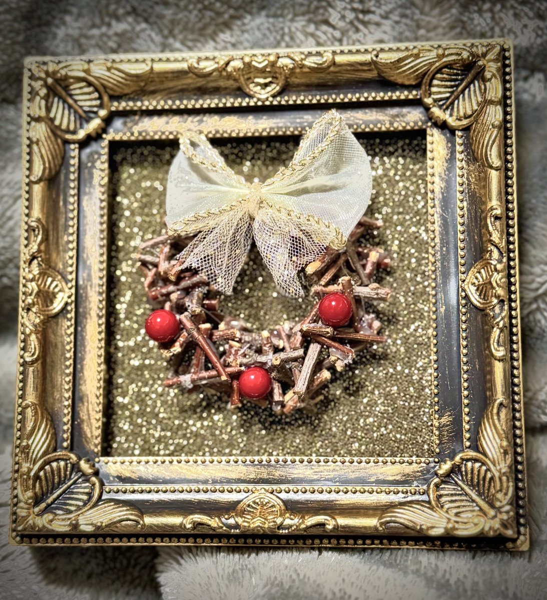 クリスマスリース　第2弾。
こちらも　材料はセリアさん。
このヴィンテージ っぽい額縁　好き。