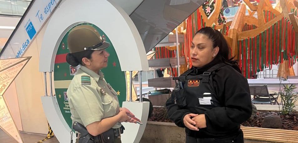 #Rancagua: <a href="/CarabMicc/">Carab. Plan Cuadrante e Integración Comunitaria</a> de la 1° Comisaría de la capital regional se encuentra desarrollando operativos preventivos de difusión en los puntos de mayor afluencia de público, para entregar recomendaciones de autocuidado que permitan una "Navidad Segura".
#OrdenyPatria