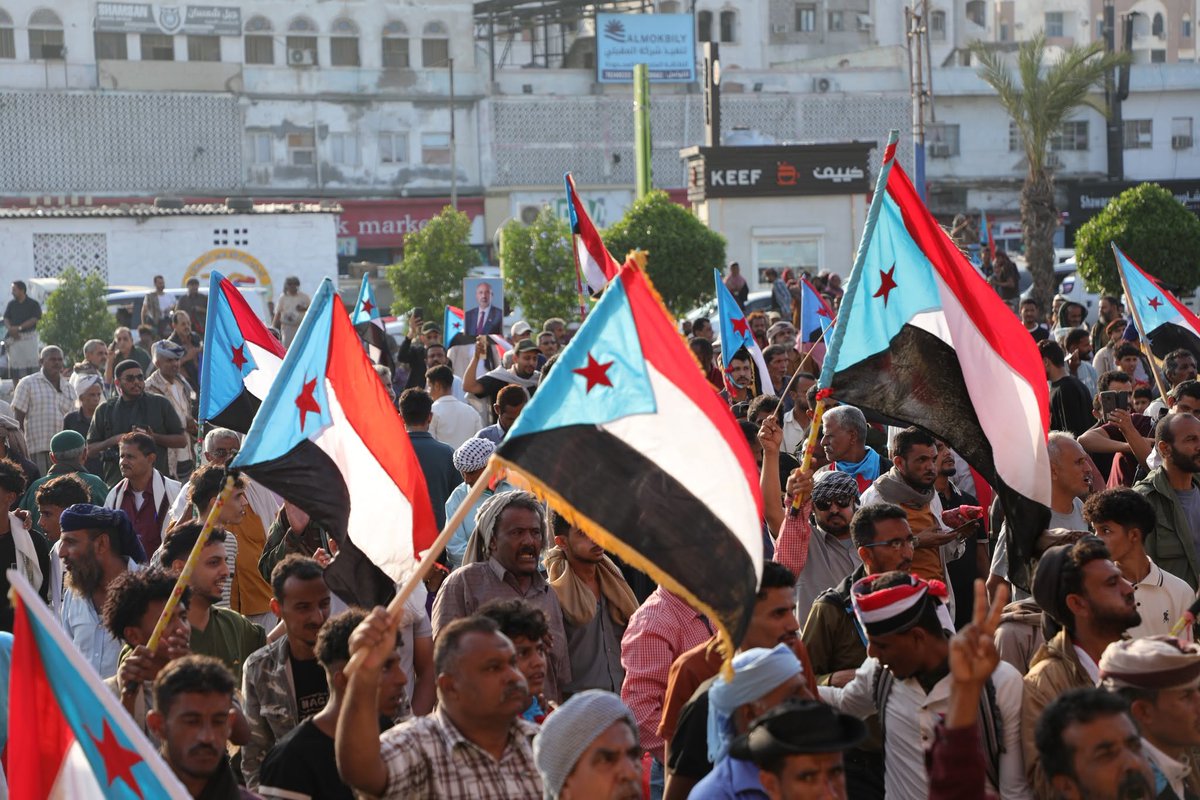 حشود هائلة في العاصمة عدن تطالب بإعلان استقلال الجنوب العربي 
#شعب_الجنوب_يحسم_قراره 
#دولة_الجنوب_العربي