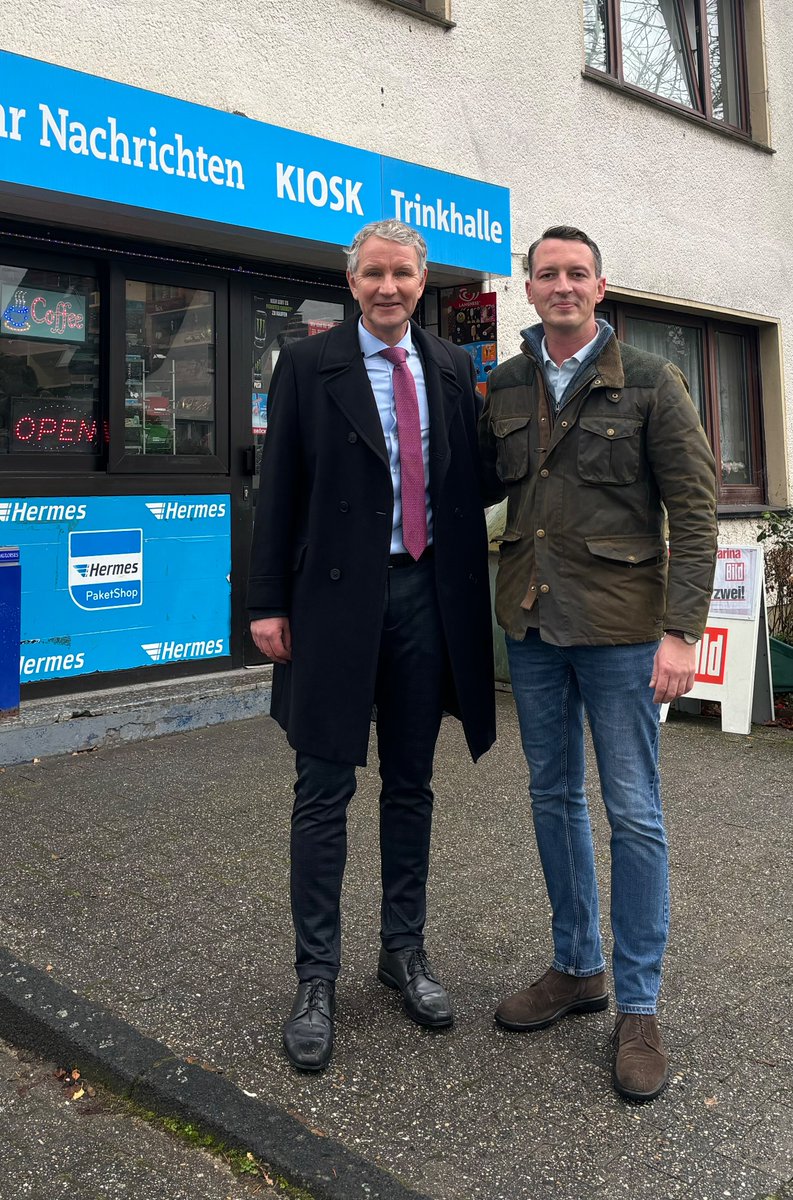 MatthiasMdb's tweet image. Wen man am Büdchen umme Ecke so alles trifft.

Austausch über die innerparteiliche Umgangskultur in NRW und Berlin, Zukunft von Heimat und Bewegung.

Danke, Björn, für deinen Besuch in Dortmund.