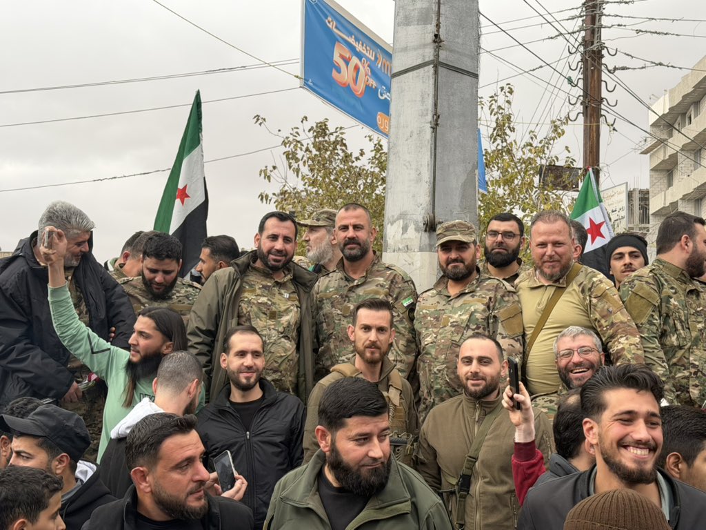 دمشق… المدينة التي تغيّر عند أبوابها وجه التاريخ. في اليوم الذي سقط فيه النظام البائد وهرب من العاصمة، لم نشهد مجرد انهيار سلطة، بل انهيار زمنٍ كامل حاول أن يعلّق سوريا في الظلام. كان ذلك اليوم إعلاناً واضحاً بأن إرادة شعب بأكمله أقوى من أي طغيان، وأن المدن العظيمة لا تُحكم