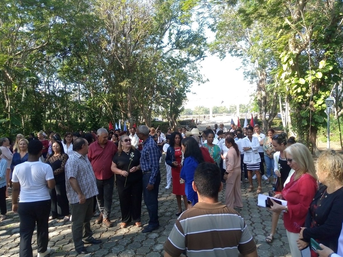 Homenaje en Holguín a Lucía Íñiguez Landín en el 206 aniversario de su natalicio.
#HonorHolguinero
 #CubaViveEnSuHistoria