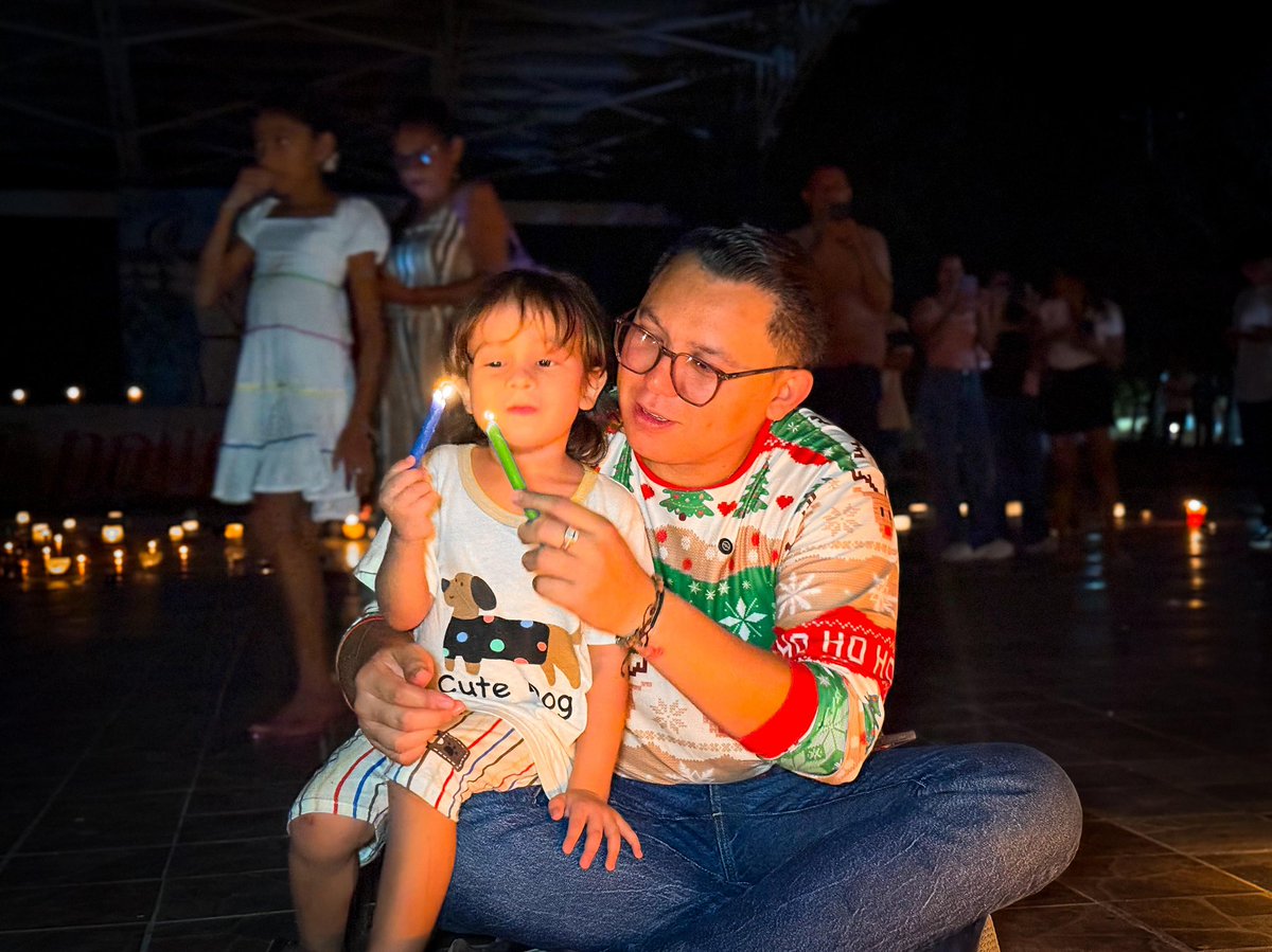 Anoche prendimos más de 3.000 velitas en el Parque Cultural La Pollera Colorá. Fue un rato bonito, lleno de buena energía, de familias reunidas y de ese cariño que se siente cuando Sincé se junta.

Encendimos cada luz pensando en nuestros sueños, en cada corregimiento y en todo