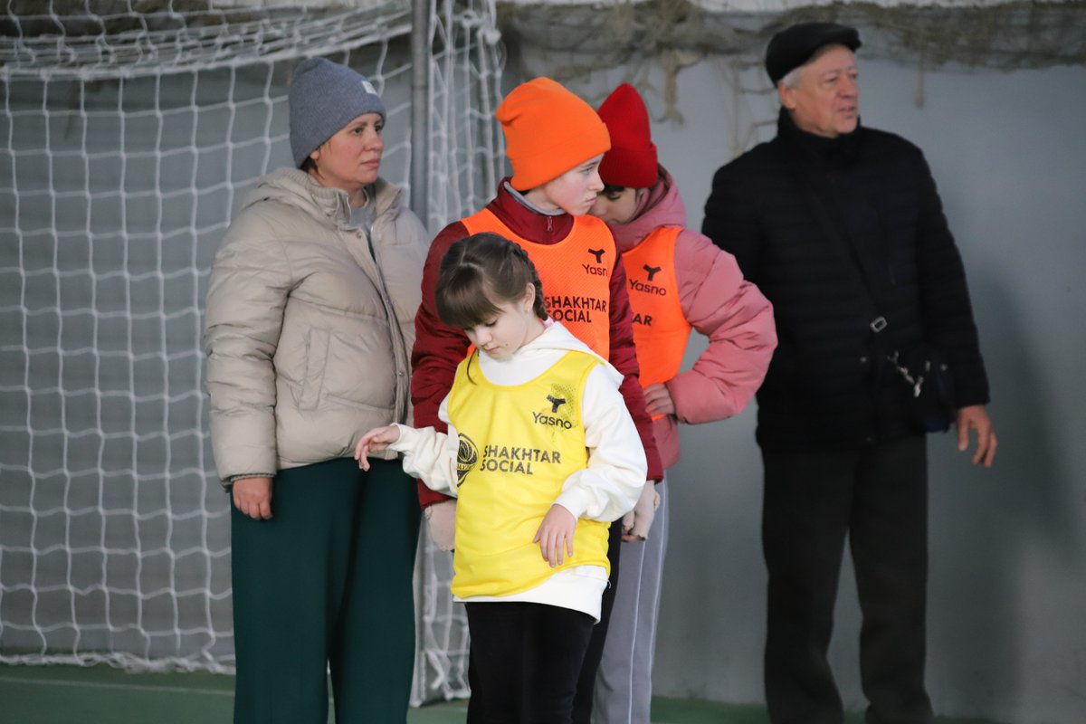 FCShakhtar's tweet photo. Партнерство #Shakhtar Social і бренду #YASNO розпочалося у 2023 році та включає реалізацію низки спільних активностей. «Давай, грай!» працює у 26 населених пунктах, де на 26 майданчиках займаються понад 1 300 дітей віком 7–12 років.
Генеральний партнер проєкту – компанія #ДТЕК. https://t.co/etHnOrkchr