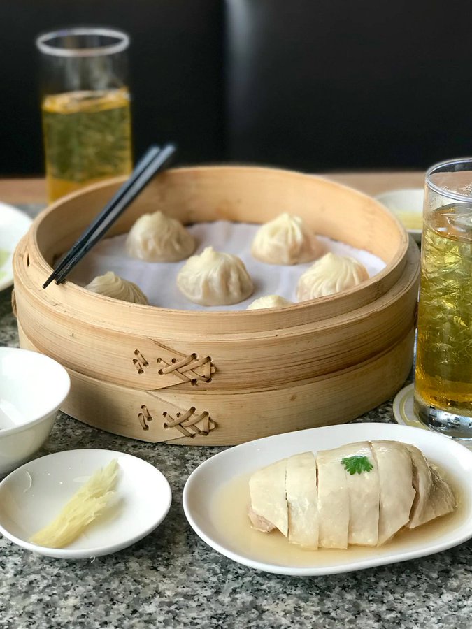 junedarville's tweet image. ❤️ 𝐗𝐢𝐚𝐨 𝐋𝐨𝐧𝐠 𝐁𝐚𝐨
❤️ Ever been to Din Tai Fung? From drunken chicken to the famous steamed xiao long bao #dumplings… This is why we love every dish on their menu! #dintaifung
❤️ Read more &amp;gt;&amp;gt; lucandjune.com/din-tai-fung-m…