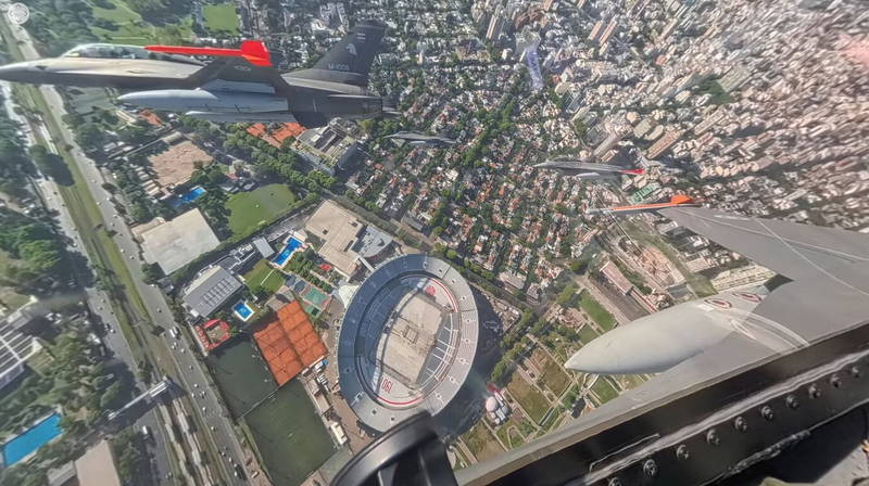 Si River hubiese peleado el campeonato hasta el final....Donde hubiesemos jugado? Todos los años sucede lo mismo... El Monumental siempre esta ocupado  en instancias decisivas del futbol Argentino. No sera q prefieren la platita de Maria Becerra en lugar de ganar titulos?