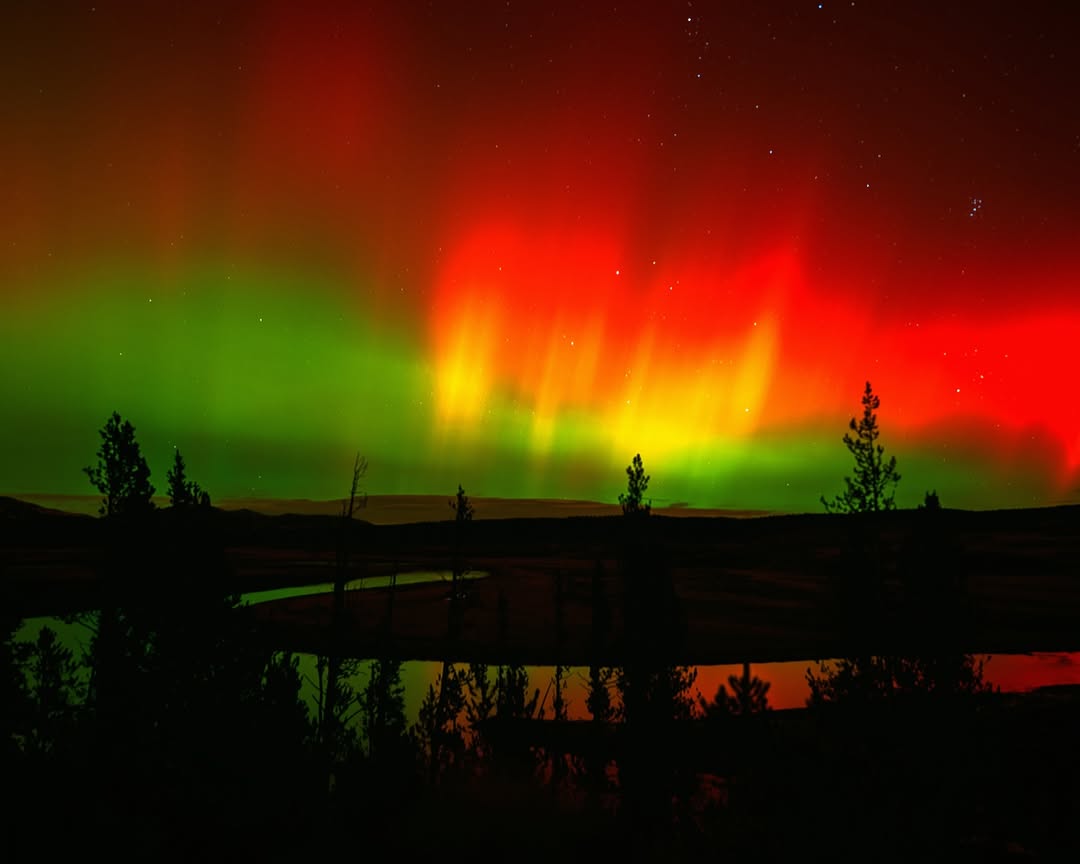 CodyYellowstone's tweet photo. Who's still dreaming about last month's Northern Lights show? ✨ 

📸 on IG: mkluckhohn_photography | #CodyYellowstone https://t.co/N4b6BqaLC0