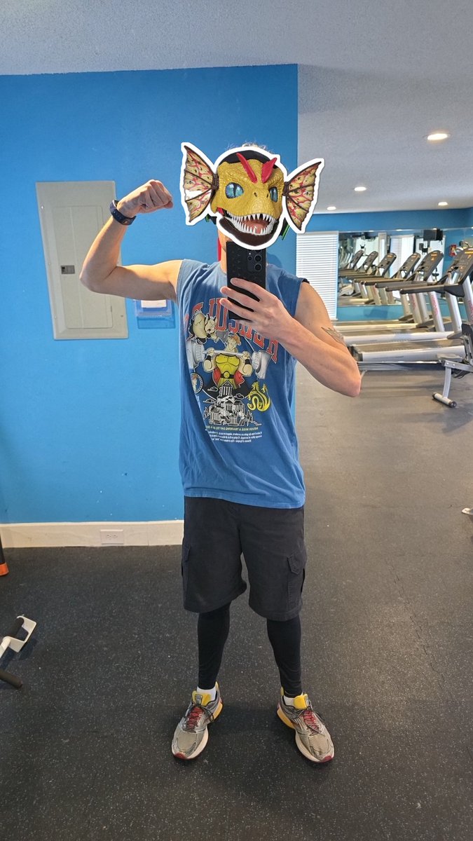 Obligatory gym self 💪   I've been trying to work out. Especially when it comes to running. Slow progress and probably not doing as much as I should BUT I'm feeling better and toning so we'll take what we can get!
#GymSelfie #LeanLizard #DinoGains