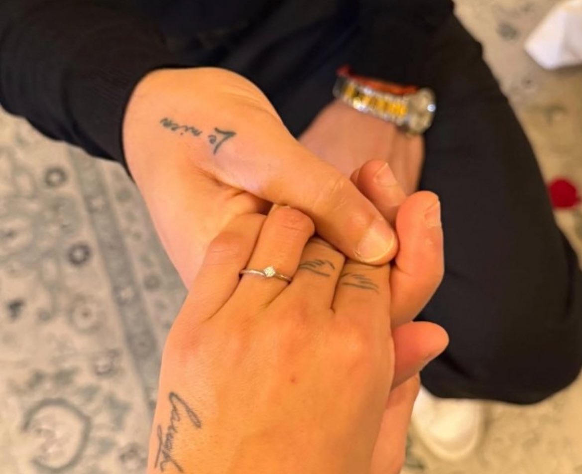 Hoxe Piluca está de loito polo compromiso de Eddy e Violeta 🤣🤣
#quenandaai <a href="/quenandaai_TVG/">Quen Anda Aí? TVG</a>  na <a href="/TVGalicia/">TVG</a>