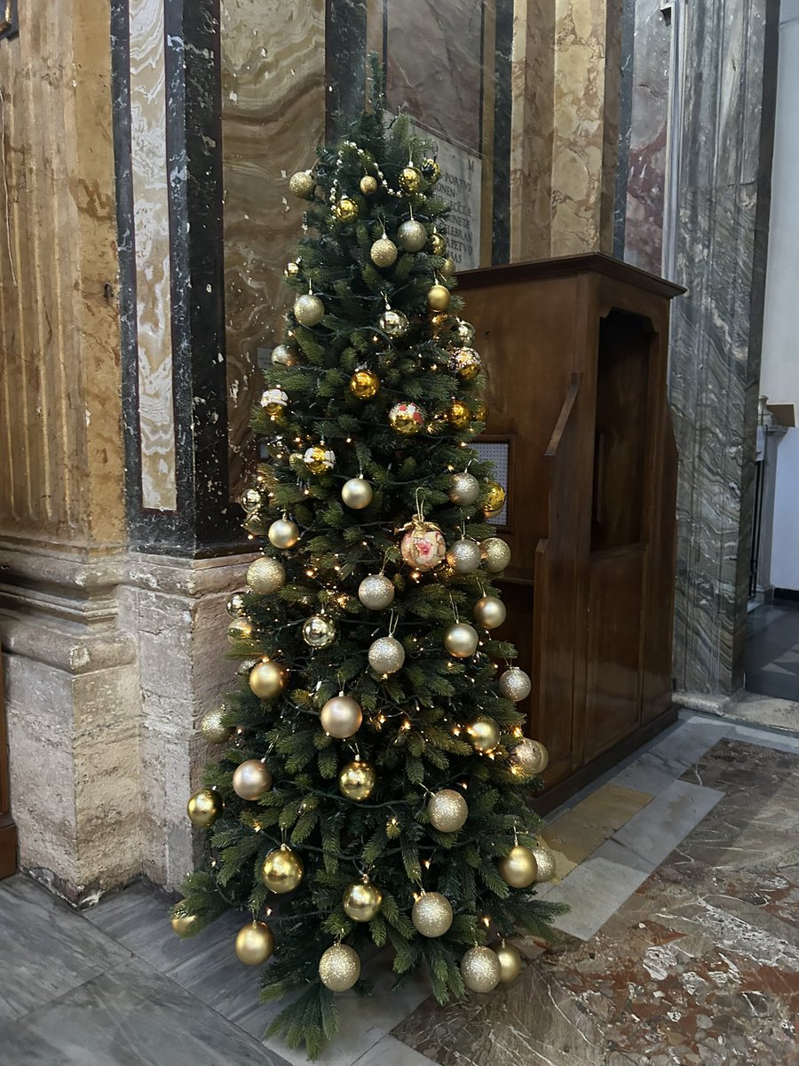 Alla fine della Messa dell’Immacolata abbiamo scoperto il bellissimo presepe preparato dal nostro don Salvatore e acceso l’albero di Natale. #SantaMariaaiMonti <a href="/diocesidiroma/">Diocesi di Roma</a>. #Avvento