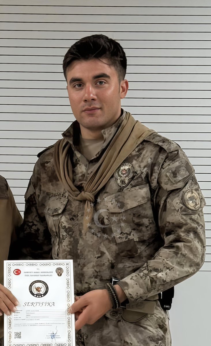 Polis kızımız Şeyda Yılmaz’ı başından vurup şehit eden uyuşturucu satıcısının 26 sabıkası vardı. Yani, polis 26 kez yakalamış, sistem 26 kez serbest bırakmış.

Bu sabah da Emre Albayrak kardeşimiz uyuşturucu operasyonunda açılan ateş sonucu şehit düştü.
Zanlının 9 sabıkası var.