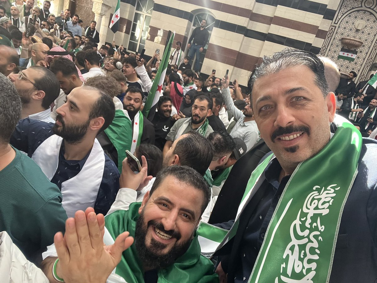 husseinalmourad's tweet photo. في الذكرى السنوية الأولى لعيد التحرير

علم السعودية على كتف وعلم سوريا على كتف 🇸🇾🇸🇦

#ذكرى_تحرير_سوريا 
السفارة السورية في الرياض 
8/12/2025 https://t.co/fDNMgYPJ4Y