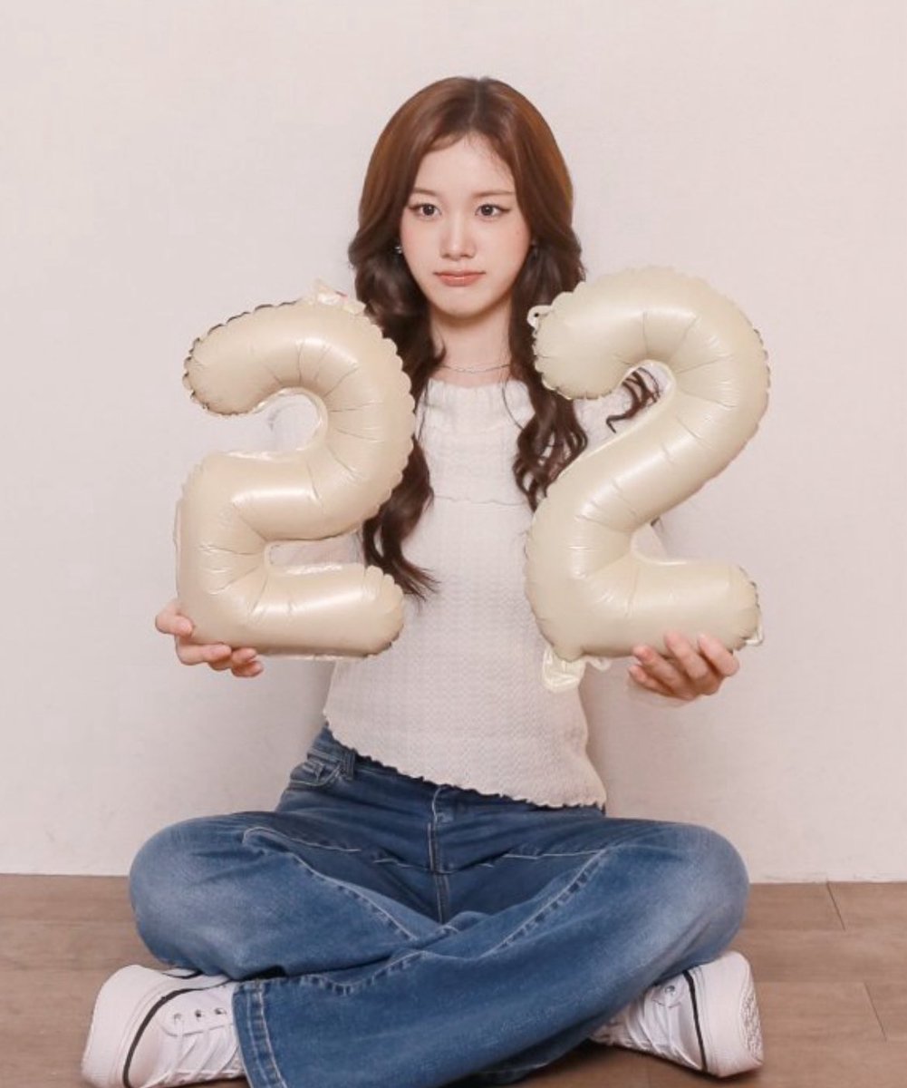 kimgyulovebot's tweet photo. now why couldn’t you give her two 2s 😭 https://t.co/9f2H565cc3