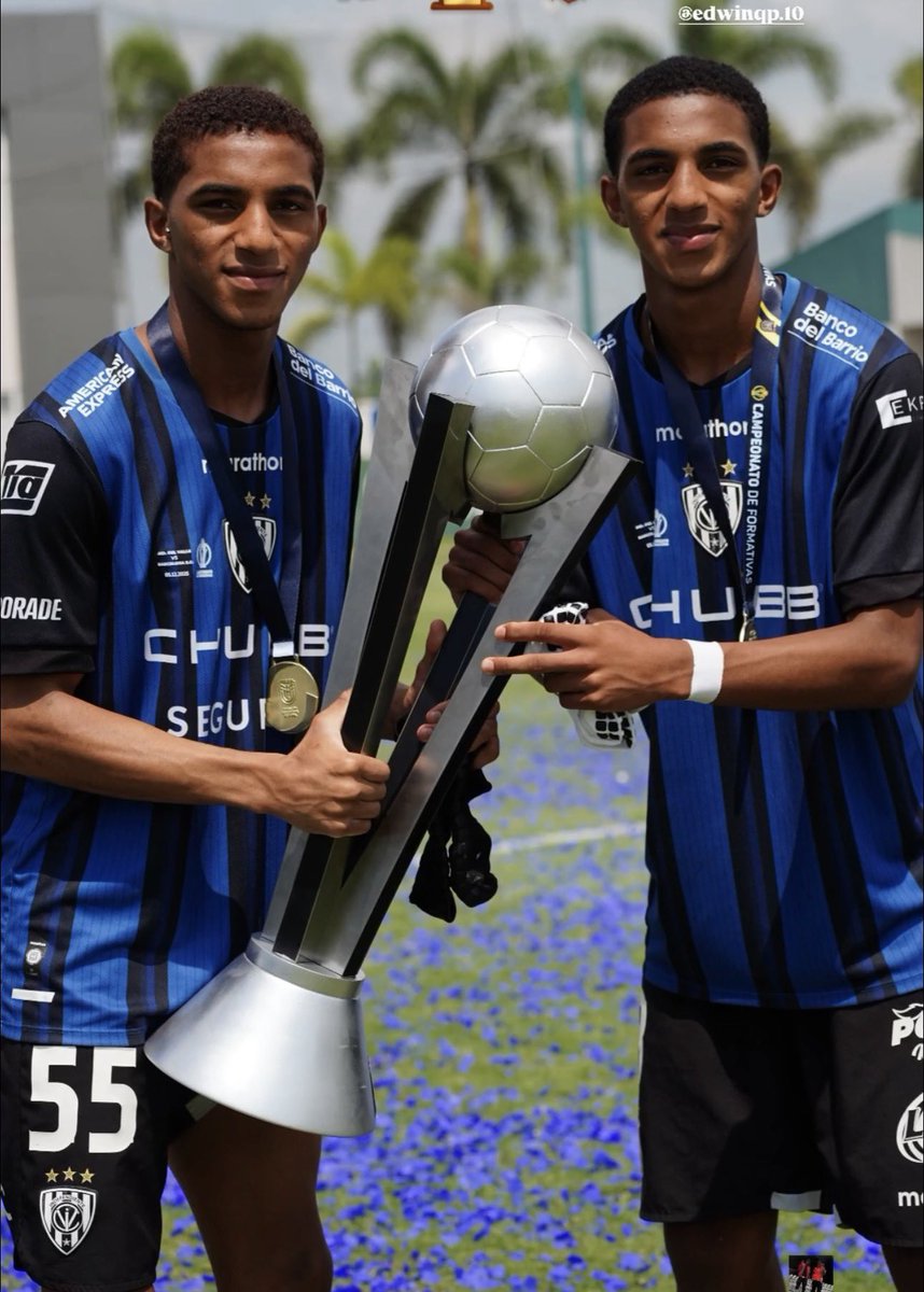 Los hermanos Quintero con el título de la categoría SUB17. 

<a href="/IDV_EC/">Independiente del Valle</a> se impuso 2-0 a <a href="/BarceSC/">Barce</a> lona