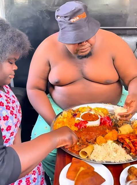 kingara_eve's tweet photo. There’s nothing impressive about risking your health for a plate. We need to normalize mindful eating.
Not every viral trend is worth copying. Health should come first.
Entertaining, yes — but this lifestyle is not sustainable. Take care of your body. https://t.co/diNtzTcwU2