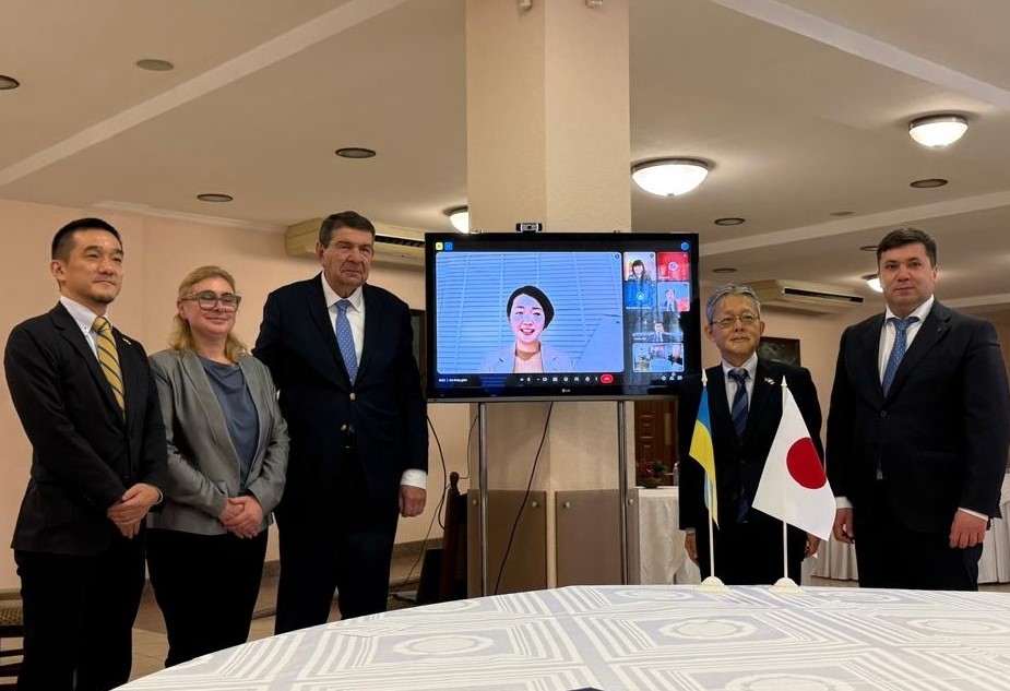 JPEmbUA's tweet image. 8.12 Посол Накаґоме привітав відкриття курсу Washoku🍙🍣🍡 в Київському національному торговельно-економічному університеті, що реалізується за підтримки @jicaUkraine  у співпраці з 🇯🇵 компанією ABC Style. 🇯🇵  продовжить підтримувати профосвіту та розвиток людських ресурсів в 🇺🇦.