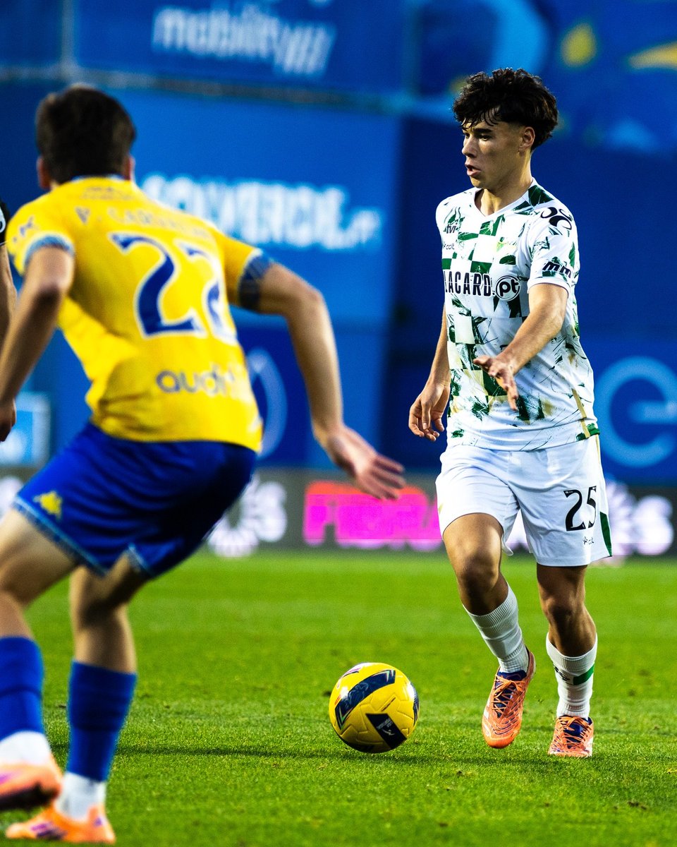 Afonso Assis, aos 19 anos de idade, estreou-se a marcar pela equipa principal do Moreirense na Liga Portugal.