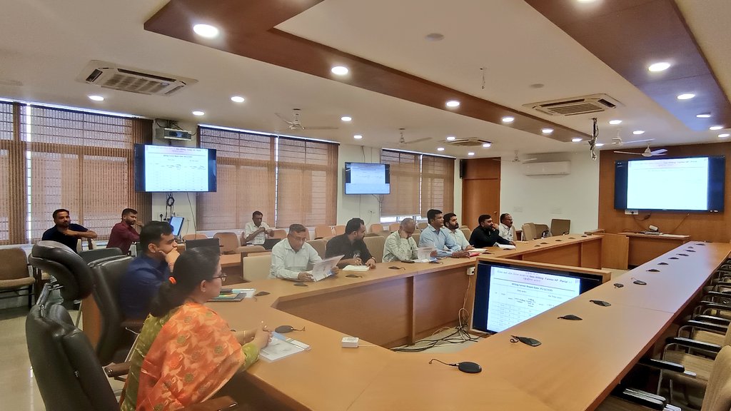 પ્રાકૃતિક કૃષિની સમીક્ષા બેઠકમાં પ્રાકૃતિક કૃષિના મિશન અને નોન મિશનમાં તાલીમ અને અવરનેશ પ્રોગ્રામ બાબતે ચર્ચા અને તાલુકામાં વધુને વધુ લોકો જાગૃત થાય તેવા પ્રયાસો હાથ ધરવા માટે જરૂરી આયોજન કરવા સૂચનો આપ્યાં. <a href="/CMOGuj/">CMO Gujarat</a> <a href="/ADevvrat/">Acharya Devvrat</a>