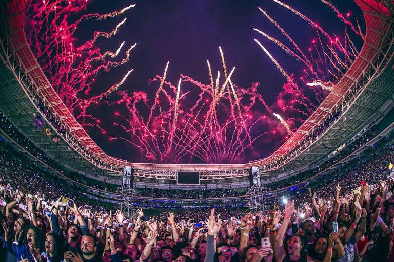 centraldaveveta's tweet photo. Há 7 anos, mais de 40 mil corações pulsaram juntos no Allianz Parque ❤️🎤🎶
Uma noite histórica, onde juntos celebramos os 25 anos de carreira da nossa Veveta.
Quem viveu essa noite inesquecível? ✨
#ISLive https://t.co/kQn5wtHt3m