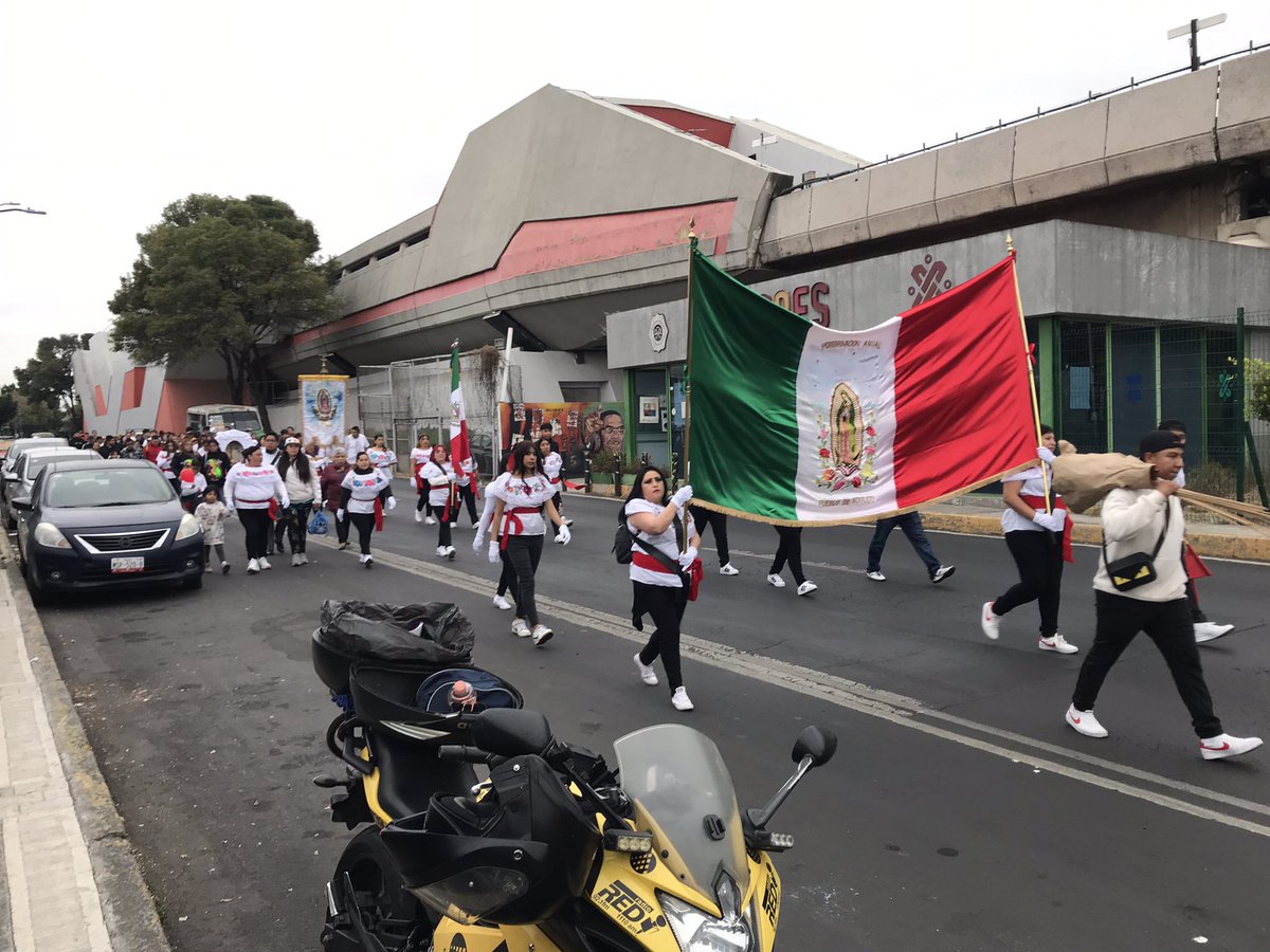 Conduzcan con precaución. Peregrinos rumbo a la Basílica de Guadalupe avanzan en Congreso de la Unión a la altura de Viaducto Río de la Piedad e este momento. <a href="/Joya937FM/">Joya 93.7 FM</a> <a href="/RadioCentroMX/">Grupo Radio Centro</a> <a href="/universal881fm/">Universal 88.1 FM</a> <a href="/alfa913fm/">Alfa 91.3 FM</a> <a href="/laz1073fm/">La Z 107.3 FM</a> <a href="/laoctavadigital/">LA OCTAVA</a>