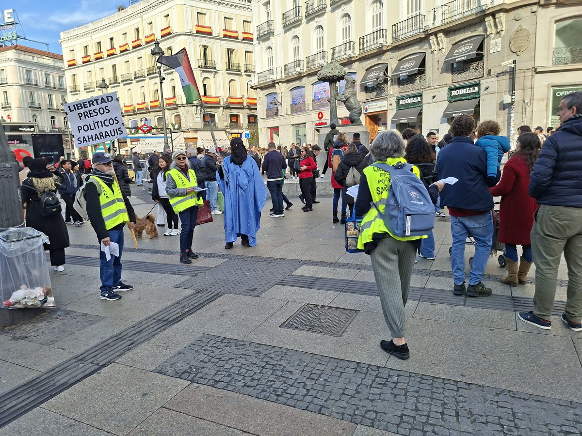 El Movimiento por los Presos Politicos Saharauis (MPPS) reclama  en la Puerta del Sol #DDHH y libertad para los saharauis en prision por defender el derecho de autodeterminacion del #Sahara Occidental, abandonado por España y traicionado por <a href="/sanchezcastejon/">Pedro Sánchez</a>