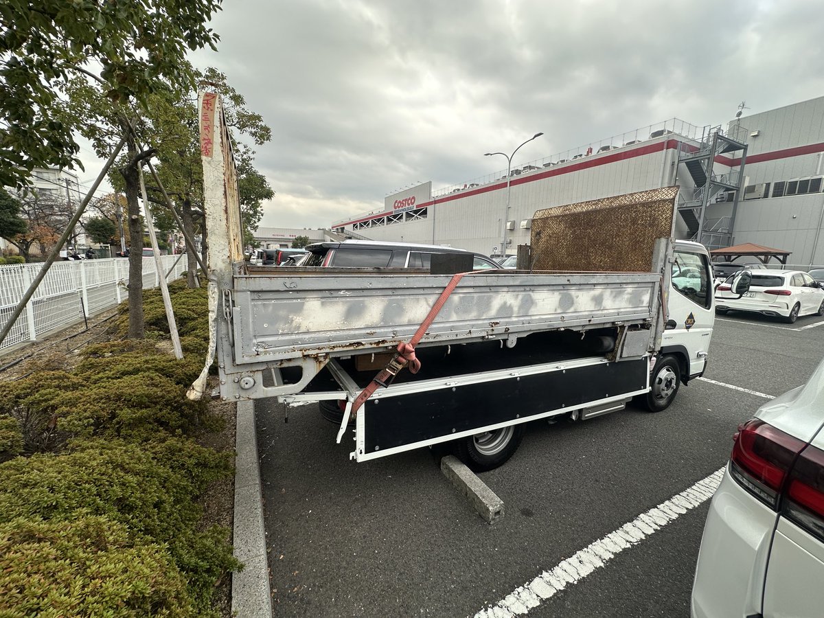 LCK0117's tweet photo. クレーンリフト付きトレーラー計画の為に大阪まで来て平ボディ引き取って来た笑1日で往復は疲れるﾊｧ━(-д-；)━ｧ https://t.co/8XHqTkTKAz