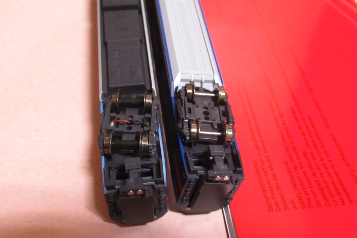 車体の作りは精巧でカッコイイ。でも思っていたのと違うことが。通電カプラー採用で照明のチラツキを抑制するのかと思いきや、制御客車で集電してカプラー経由で各車へ給電。改造したいけど高級品だし、分解はちょっと考える。簡単にボディ外れるかな？

 #Nゲージ #modellbahn