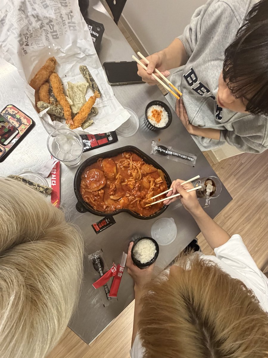 우빈이 애 둘이랑 밥 먹는다더니 작은집 등장 -☆
ㅋㅋㅋㅋㅋ핑퐁즈가 실비한우곱찜닭 먹자고 해서 먹고 있대

#우빈버블 #원진 #형준