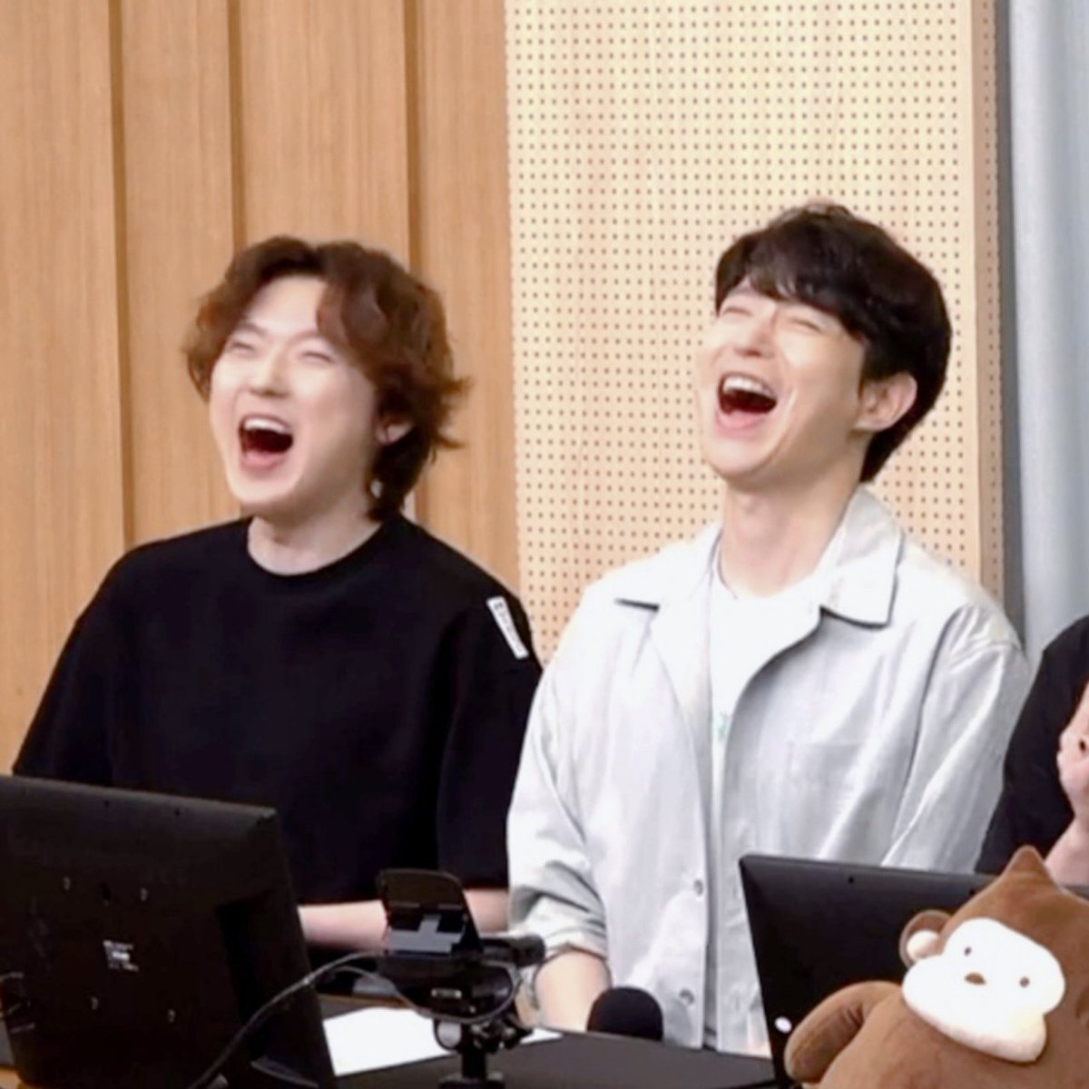 Anybody__a's tweet photo. 눈매가 저렇게 다른데 마주 웃거나 
집중한 얼굴들은 또 놀랍게 닮았고 함께일때는 너무 가족임🥹 https://t.co/a7qEvCoOUe