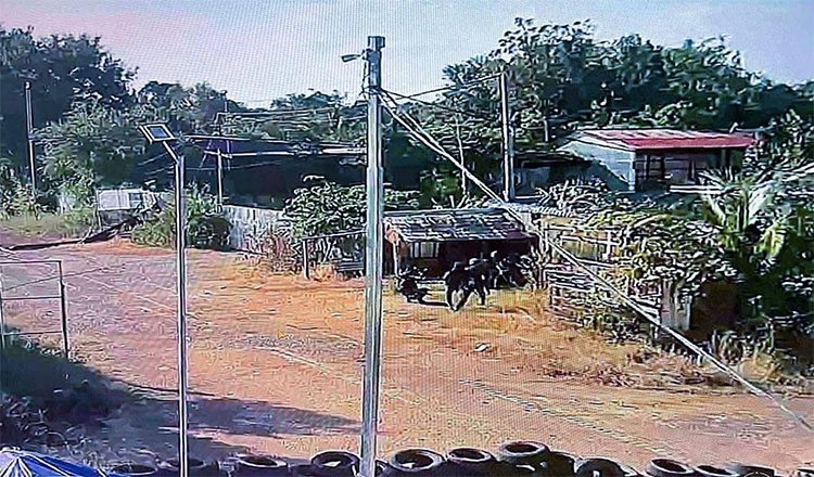 Thai soldiers crossing into Cambodian territory were caught on security cameras in Banteay Meanchey this afternoon. Footage from the provincial administration shows Thai tanks and paramilitary units pushing past the barbed wire and entering Prey Chan village.

Thousands of