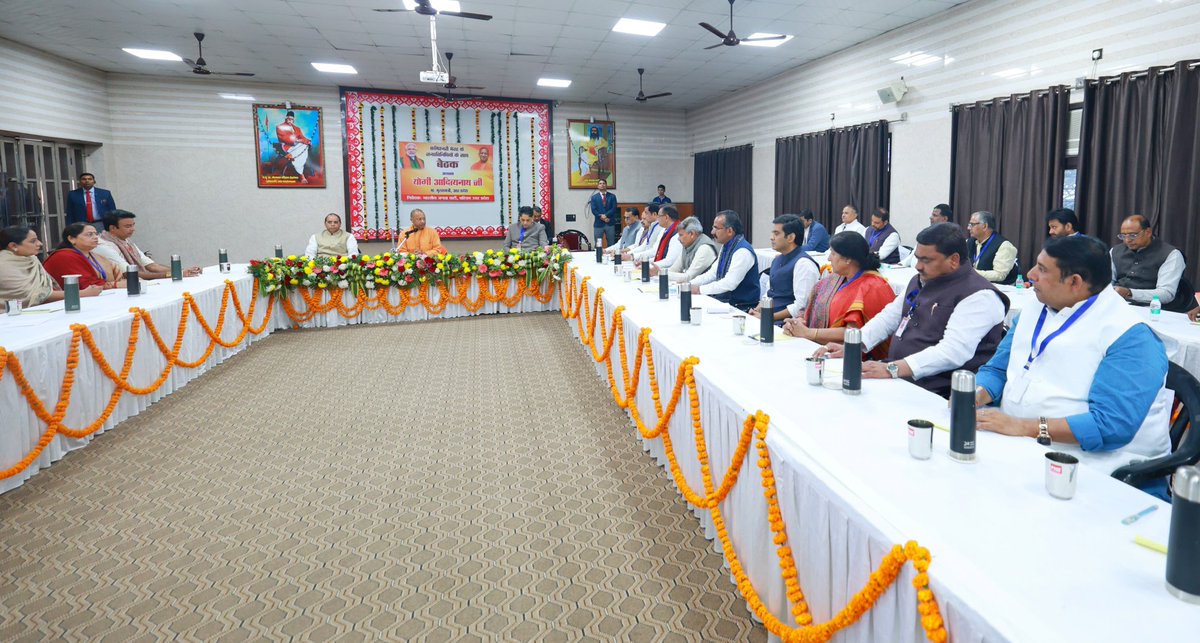 Surendranews's tweet photo. मा0 मुख्यमंत्री योगी आदित्यनाथ दिनांक 08 दिसंबर 2025 को सरस्वती शिशु मंदिर,���ेहरू नगर, जनपद गाजियाबाद में जनप्रतिनिधियों के साथ बैठक करते हुए। https://t.co/WYCDNp5HhY