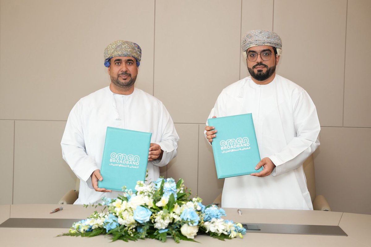 UFAQ_OM's tweet photo. 📌 تعزيز التنمية المحلية وتمكين الشباب في شمال الباطنة

•🤝 اتفاقية تعاون بين مكتب محافظ شمال الباطنة والشركة العُمانية للنطاق العريض لتنفيذ مهرجانات ومبادرات تعزز التدريب ودعم الأسر المنتجة والمشروعات الصغيرة.

•💼 تمكين الباحثين عن عمل عبر برامج تدريبية وفرص تأهيل متقدمة لبناء قدرات الشباب وخلق مشاريع مستدامة.

•🏛️ شراكة استراتيجية بين القطاعين العام والخاص لتعظيم الأثر المجتمعي ودعم التنمية الاقتصادية والاجتماعية ضمن رؤية عُمان 2040.

•🛍️ دعم الأسر المنتجة وزيادة حضورها في السوق المحلي وتمكينها من المشاركة الاقتصادية الفاعلة.

•🌍 استثمار اجتماعي مستدام من الشركة العُمانية للنطاق العريض يعكس التزامها بدورها الوطني والمسؤولية المجتمعية.

📍 اتفاقية “مرسى 2025” لتمكين الشباب التقني

•💡 تعاون جديد بين الشركة العُمانية للنطاق العريض وشركة الإبداع الرابع لدعم برنامج مرسى النسخة الخامسة 2025.

•🖥️ تركيز على التقنيات الناشئة والإبداع الرقمي وتأهيل الشباب بمهارات سوق العمل الحديثة.

•📚 البرنامج يُنفذ على ثلاث مراحل:
1.إعداد وتأهيل واختيار المشاركين 📋
2.تدريب تقني وإبداعي تطبيقي 💻✨
3.تمكين وربط وظيفي وتسويق للمشاريع 

•🌐 تعزيز التعاون الوطني لتطوير مهارات الشباب وربطهم بسوق العمل والشركات.

•📊 نموذج ناجح للشراكات الوطنية في دعم الابتكار الرقمي وصقل الكفاءات العُمانية.

-الاتفاقيتان تمثلان خطوة متقدمة في تعزيز التنمية المحلية، وتمكين الشباب، ودعم الأسر المنتجة، وترسيخ دور القطاع الخاص كشريك وطني مؤثر في مسار التنمية المستدامة.