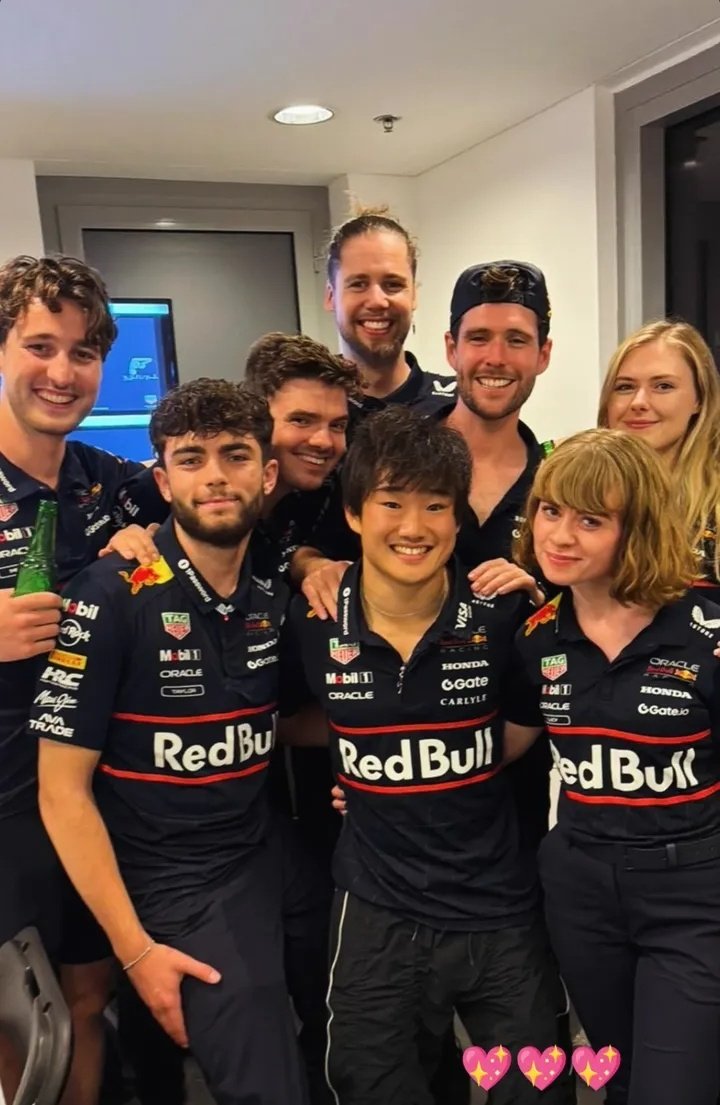 tsuarchive's tweet photo. yuki with the team 🥹🫶 https://t.co/BoqFD8fMDA