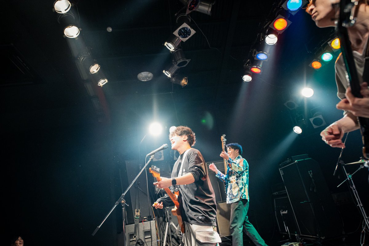 GENEGLIDE's tweet photo. 12.07(日)@岐阜CLUB ROOTS

GENEGLIDE一夜限りの復活ライブでした！
沢山の人に観ていただけて、手を挙げてくれたり、一緒に歌ってくれたり、最高の景色でした！

4年ぶりに帰ってきたライブハウス、なんて素敵な場所なんだよ。

一夜限りとか言っちゃったけどさ、またいつかライブハウスで会おうな！ https://t.co/fGZoxaFj1l