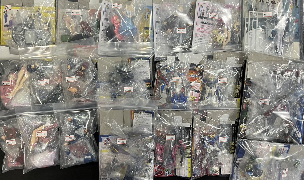 今日から #アメイジング商店街 の荷造りポストです！

何やらSDガンダムフルカラーがいっぱい出てきたので全部持って行きます！
1個100円〜で、10個以上お買い上げで『半額！』にしちゃいますョ！？

あとは、SEEDのフィギュアとか、#スパロボ のキーホルダーとか色々〜
#ガンダム
#SDガンダム