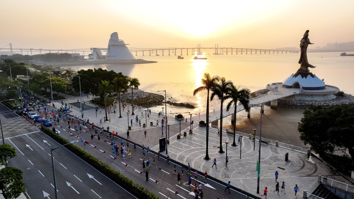 FlyOverChina's tweet image. What a view! Runners, bridges, and city vibes. 🏃✨
The 2025 Macao International Marathon from a perspective you don't see every day.
#MacaoMarathon #MarathonDay #RunningCommunity
