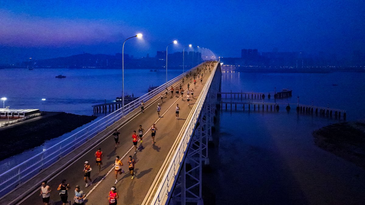 FlyOverChina's tweet image. What a view! Runners, bridges, and city vibes. 🏃✨
The 2025 Macao International Marathon from a perspective you don't see every day.
#MacaoMarathon #MarathonDay #RunningCommunity