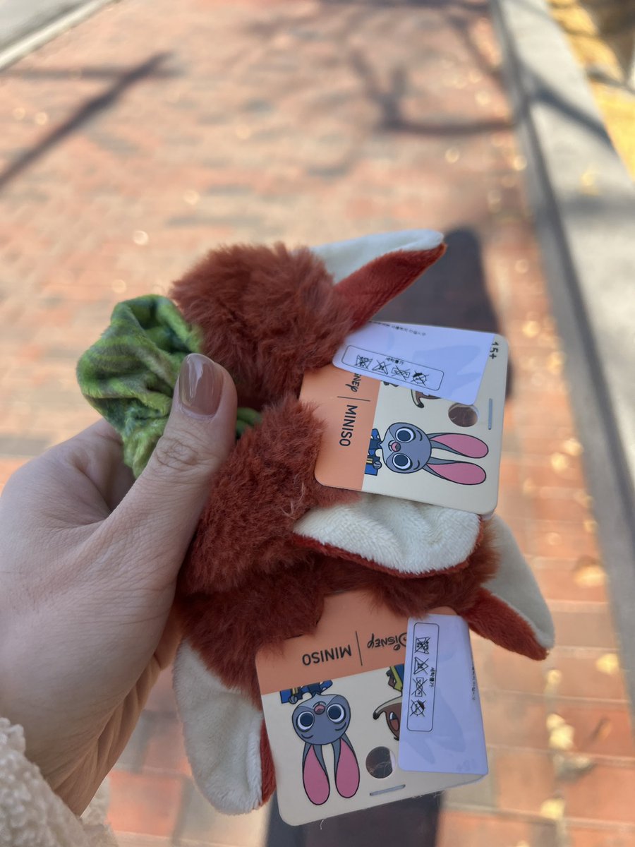 ssiat_'s tweet photo. 아니 미니소 콜라보 제품 너무 본격적이라 웃김
이 가방 퀄 은근 좋아서 놀랐엌ㅋㅋㅋㅋ 저 맨 앞에 zpd만 적힌 가방은 말 안하면 ㄹㅇ 아무도 모를듯...
전 머리끈 사러 갔어염😁✌️✌️ https://t.co/GHwsczXV9w