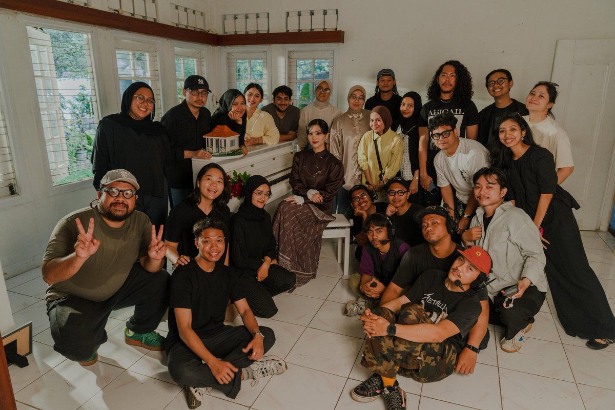 Sleepnormal's tweet image. Music Video isyanasarasvati - Terima kasih dariku