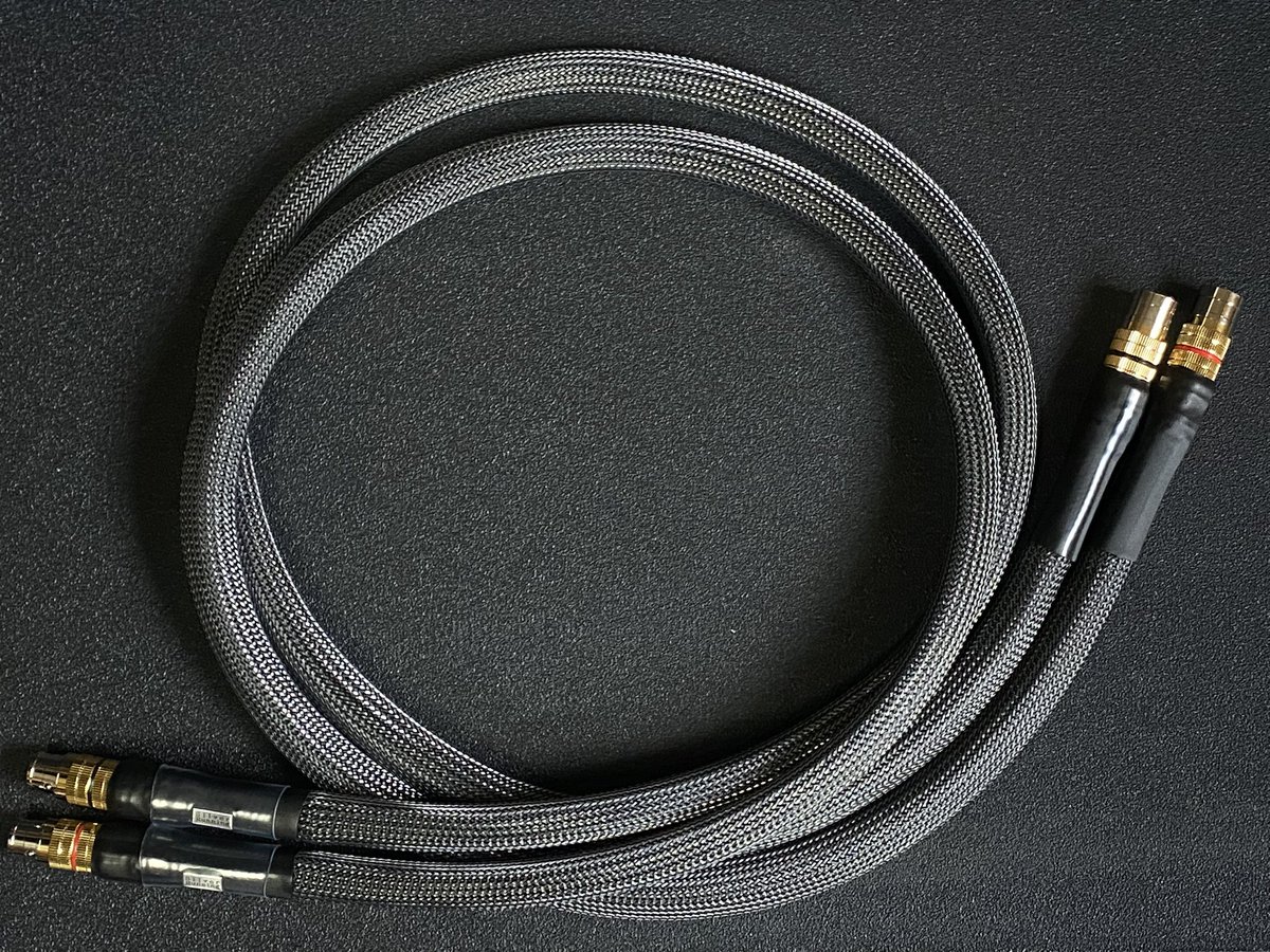 Silver Running
特注で    
Ultimate Σ 
XLRケーブル 1.5m ペア
を作製致しました。