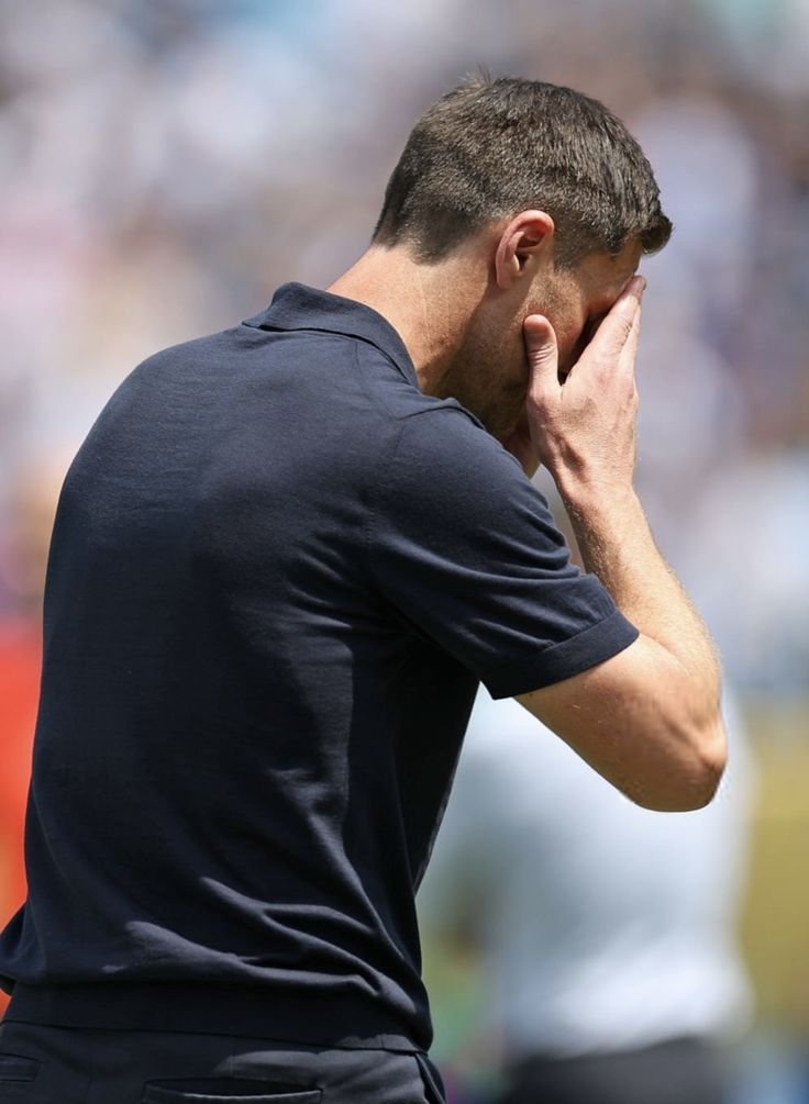 MADRlDISTAS's tweet photo. 🚨 ÚLTIMA HORA: Zidane e Jürgen Klopp são os favoritos para substituir Xabi Alonso.  

O jogo contra o Manchester City é a ÚLTIMA CHANCE de Alonso.  

A relação entre o vestiário e o treinador é irreparável. O Real Madrid já procura um substituto.

@elmundoes https://t.co/i7PzUChDe3