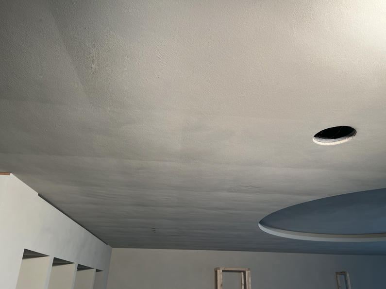 TBAfbouw's tweet photo. 🔍 Scheuren in een nieuw stucplafond?
Onze stukadoorsexpert Ed van der Plas onderzocht de oorzaak en trof onder andere verkeerd gemonteerde stucplaten, ontbrekende dilataties en te dun aangebracht stucwerk aan.

📄 Lees zijn analyse en hersteladvies: https://t.co/aKY8EMqVnq https://t.co/eMqMCsxeL0