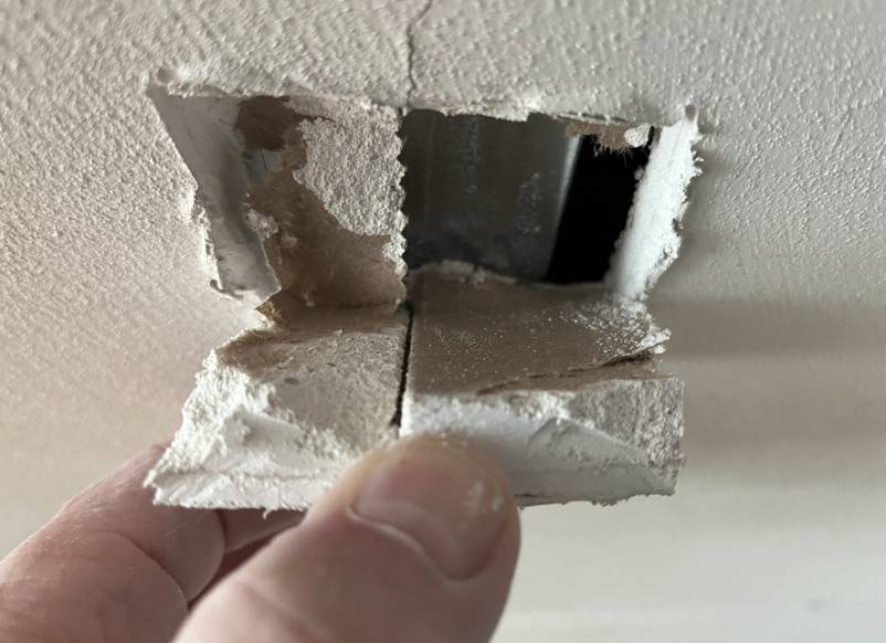 🔍 Scheuren in een nieuw stucplafond?
Onze stukadoorsexpert Ed van der Plas onderzocht de oorzaak en trof onder andere verkeerd gemonteerde stucplaten, ontbrekende dilataties en te dun aangebracht stucwerk aan.

📄 Lees zijn analyse en hersteladvies: ow.ly/BOE850Xr2xy