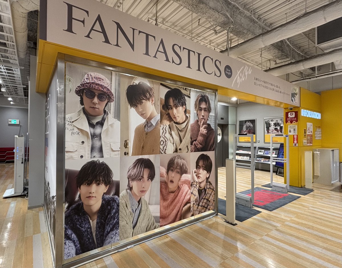 昨日行ったタワレコさんのパネル展💿📸これはBの方かなー？ 入り口の