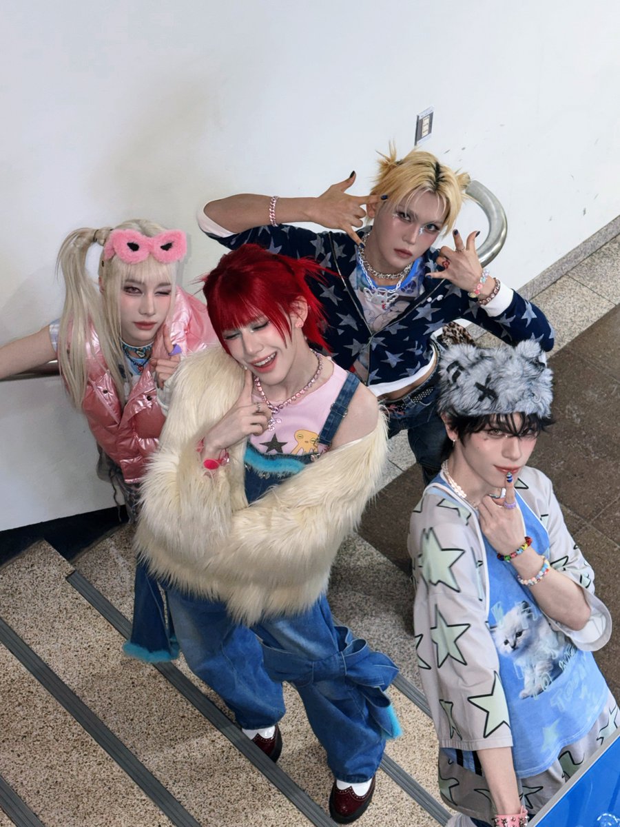 XLOV_official's tweet image. [📸]

251205 KBS2 뮤직뱅크

˖ ݁𖥔 ݁˖ xʟօʋ ˖ ݁𖥔 ݁˖

#XLOV #엑스러브
#Biiip #XLOV_Biiip
#UXLXVE #XLOV_UXLXVE