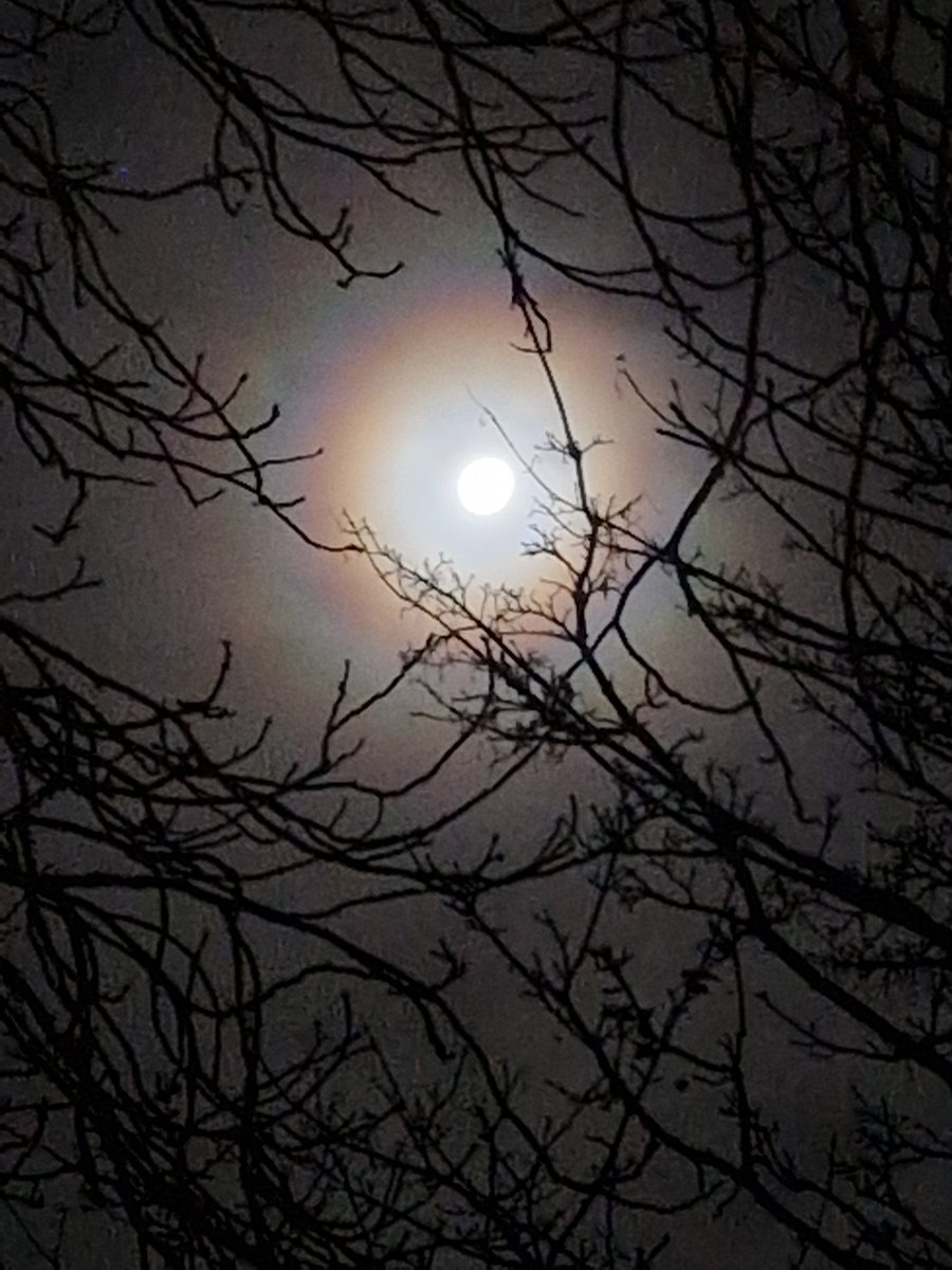 Cashy59Mark's tweet photo. @DESCOLEMAN weather phenomenon in Wednesbury WS10 a rainbow around the moon took  5.30am Sunday 7th December https://t.co/5NhSL8OzAp