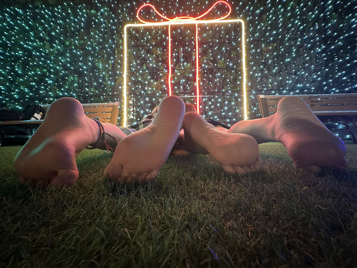 挟まれたい人はDMで♡

#足裏
#足裏フェチ
#イルミネーション
#foot