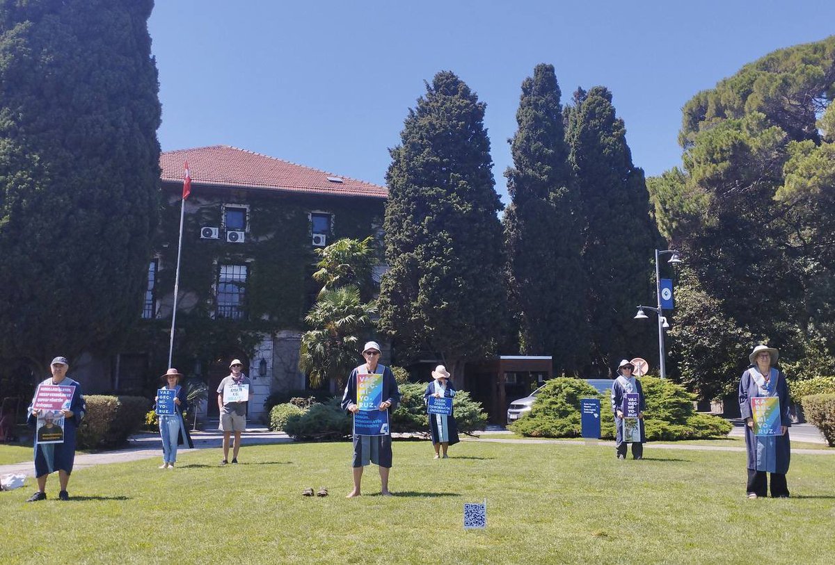 Ekrem İmamoğlu, Boğaziçi Üniversitesi'nde direnen akademisyenlerine selam gönderdi:

"Akademisyenler merak etmesin, bizim iktidarımızda atanmış rektörlerle yöneltilmeyecek üniversiteler. 

Buradan mücadele veren Boğaziçi Üniversitesi'nin akademisyen ve öğrencilerine selam