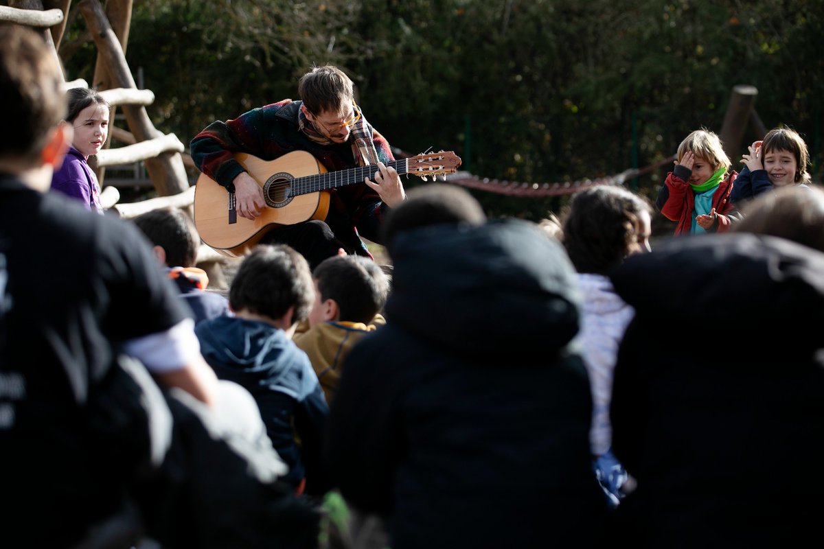 En #PereTordera del <a href="/diariARA/">diariARA</a> va capturar un moment molt especial. En <a href="/ferrannandu/">Ferran Orriols Sabatés</a> , cantautor i mestre, va fer un concert de comiat per a tots els infants i mestres.